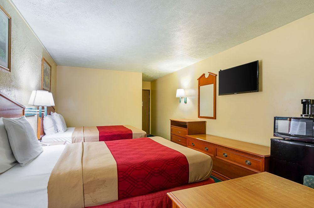 Econo Lodge Lansing - Leavenworth Exterior photo