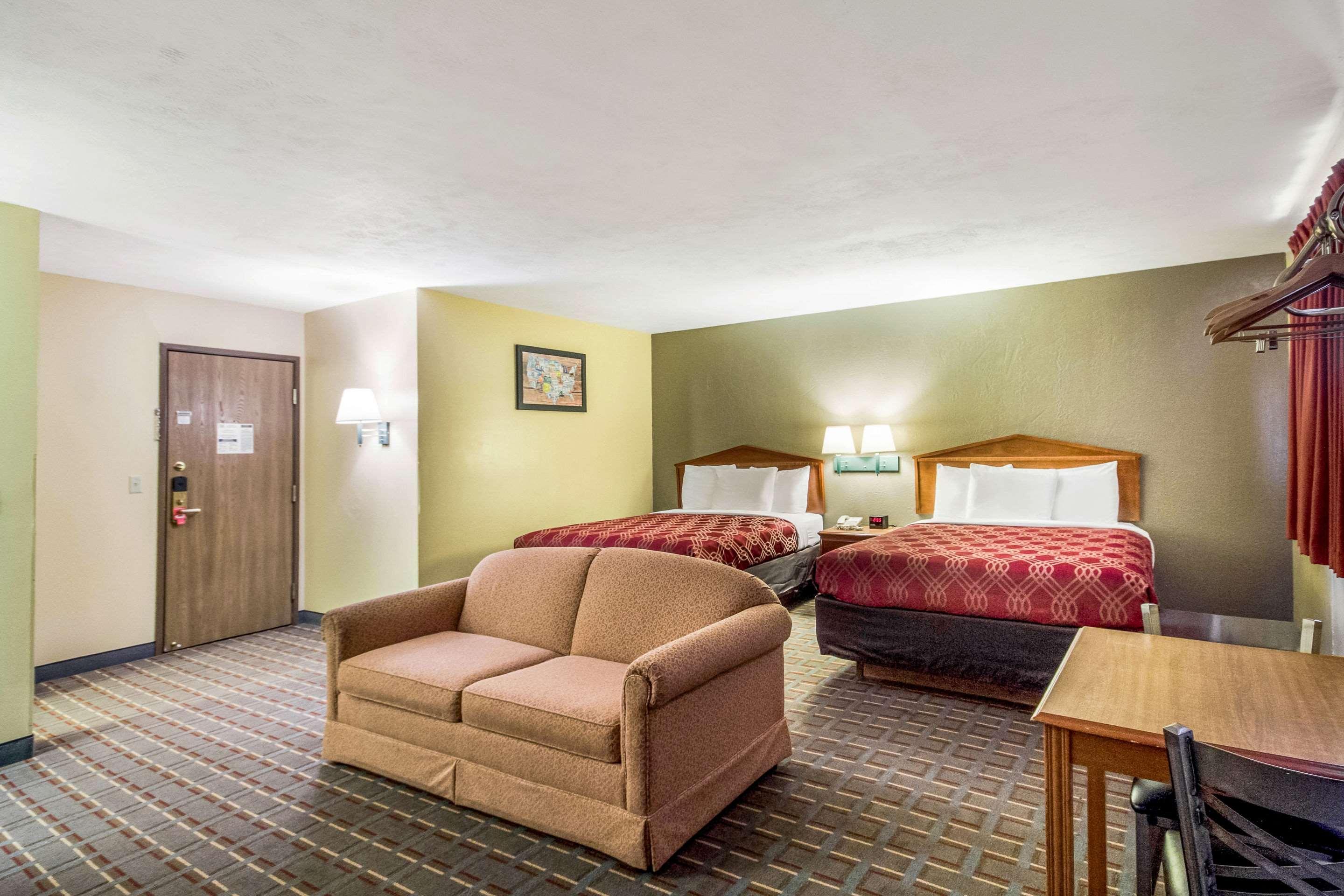 Econo Lodge Lansing - Leavenworth Exterior photo