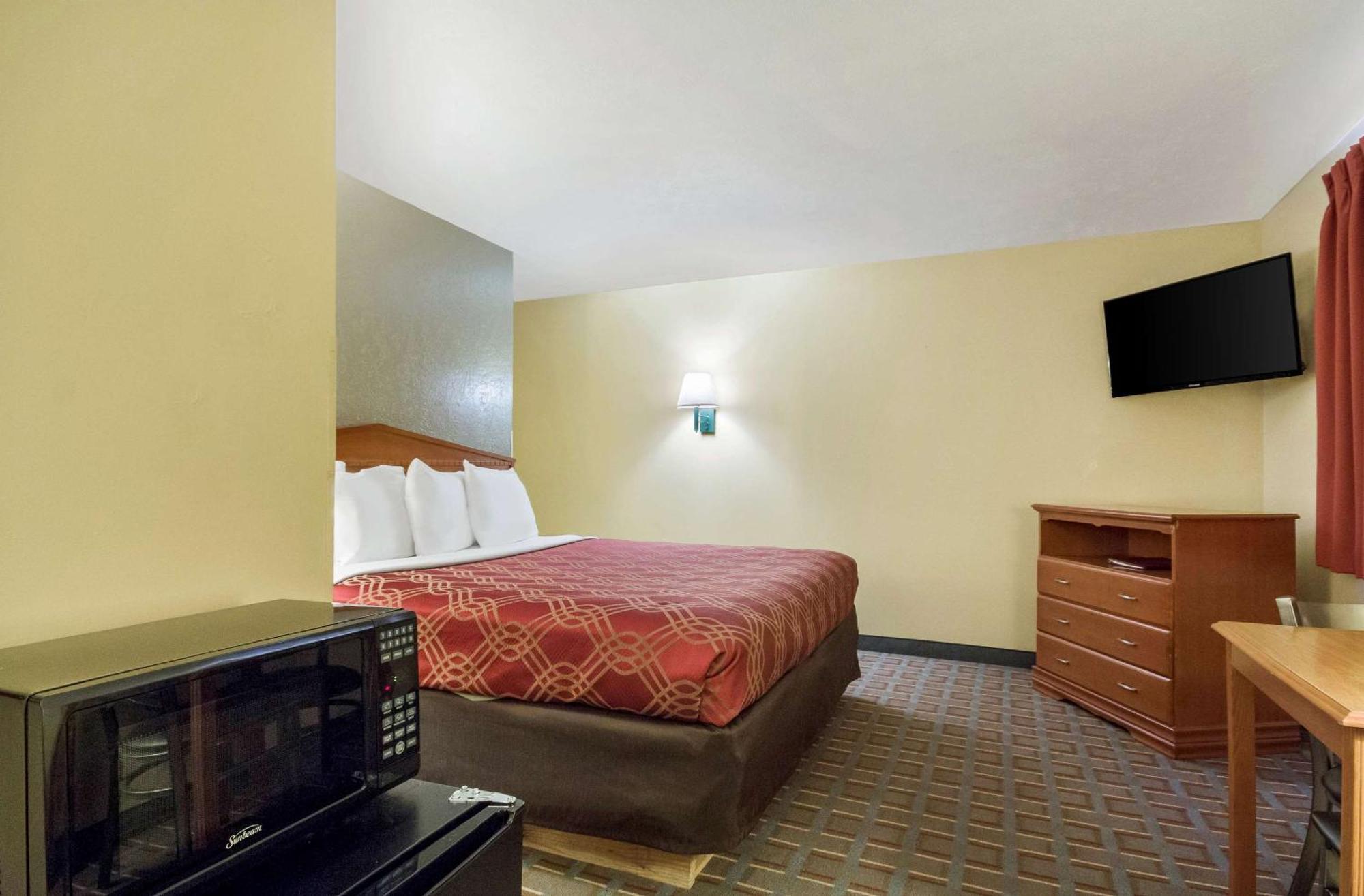 Econo Lodge Lansing - Leavenworth Exterior photo