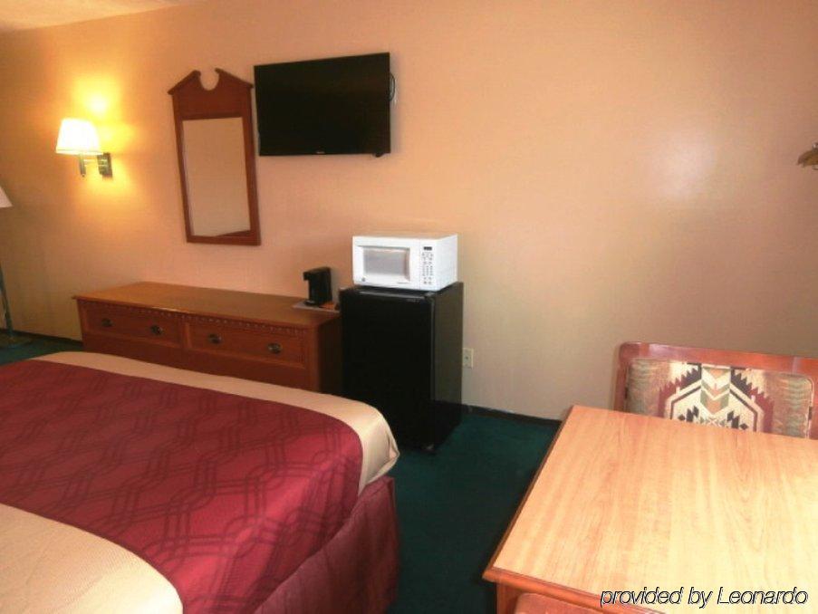 Econo Lodge Lansing - Leavenworth Exterior photo