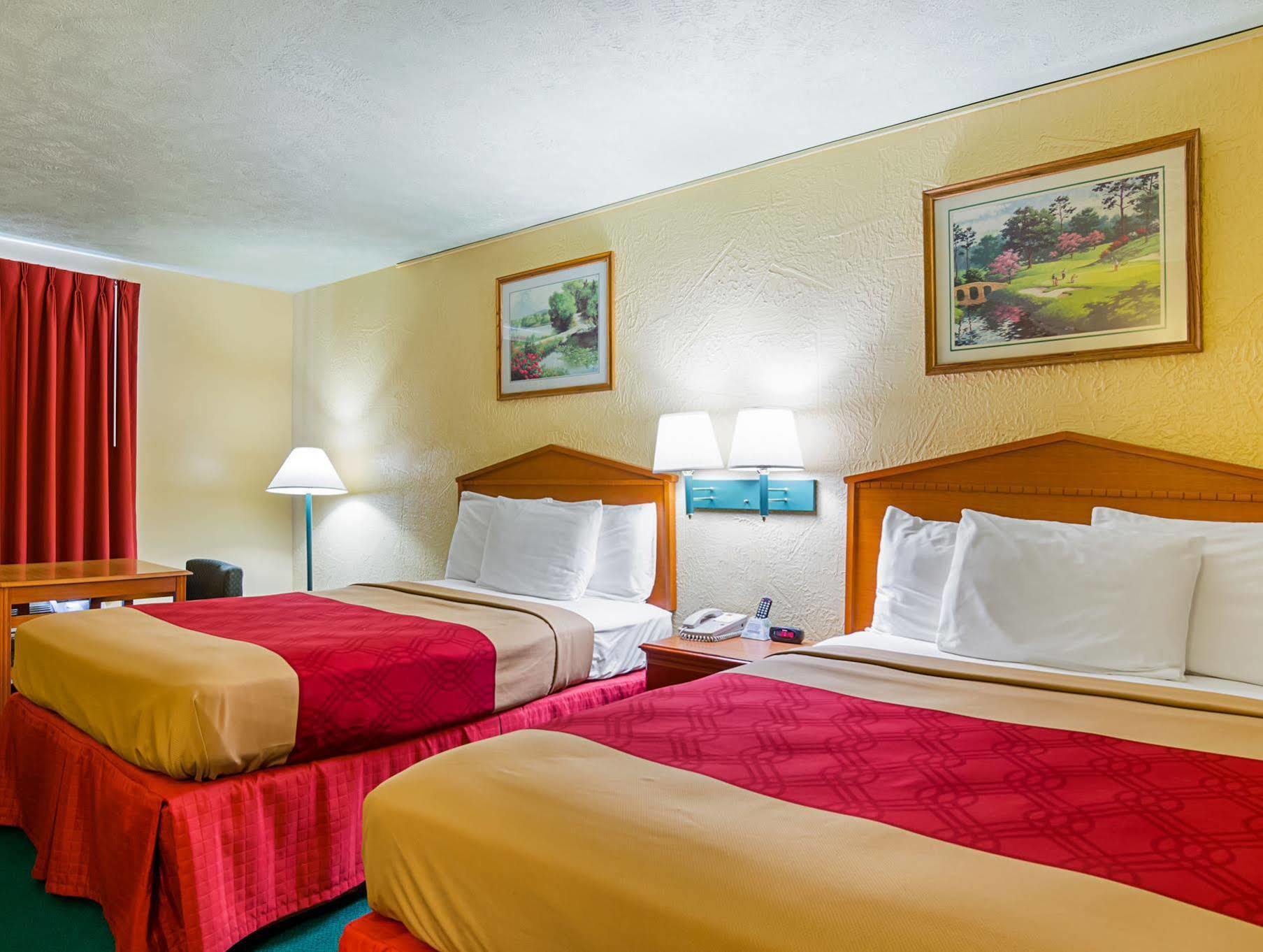 Econo Lodge Lansing - Leavenworth Exterior photo